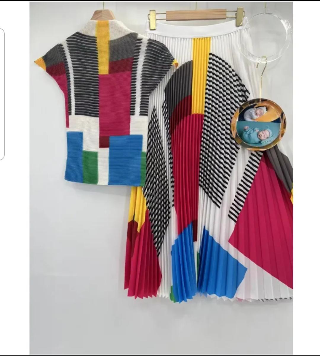 Pleated Spring New Geometric Print Corn pleated skirt and short sleeve stretchy top