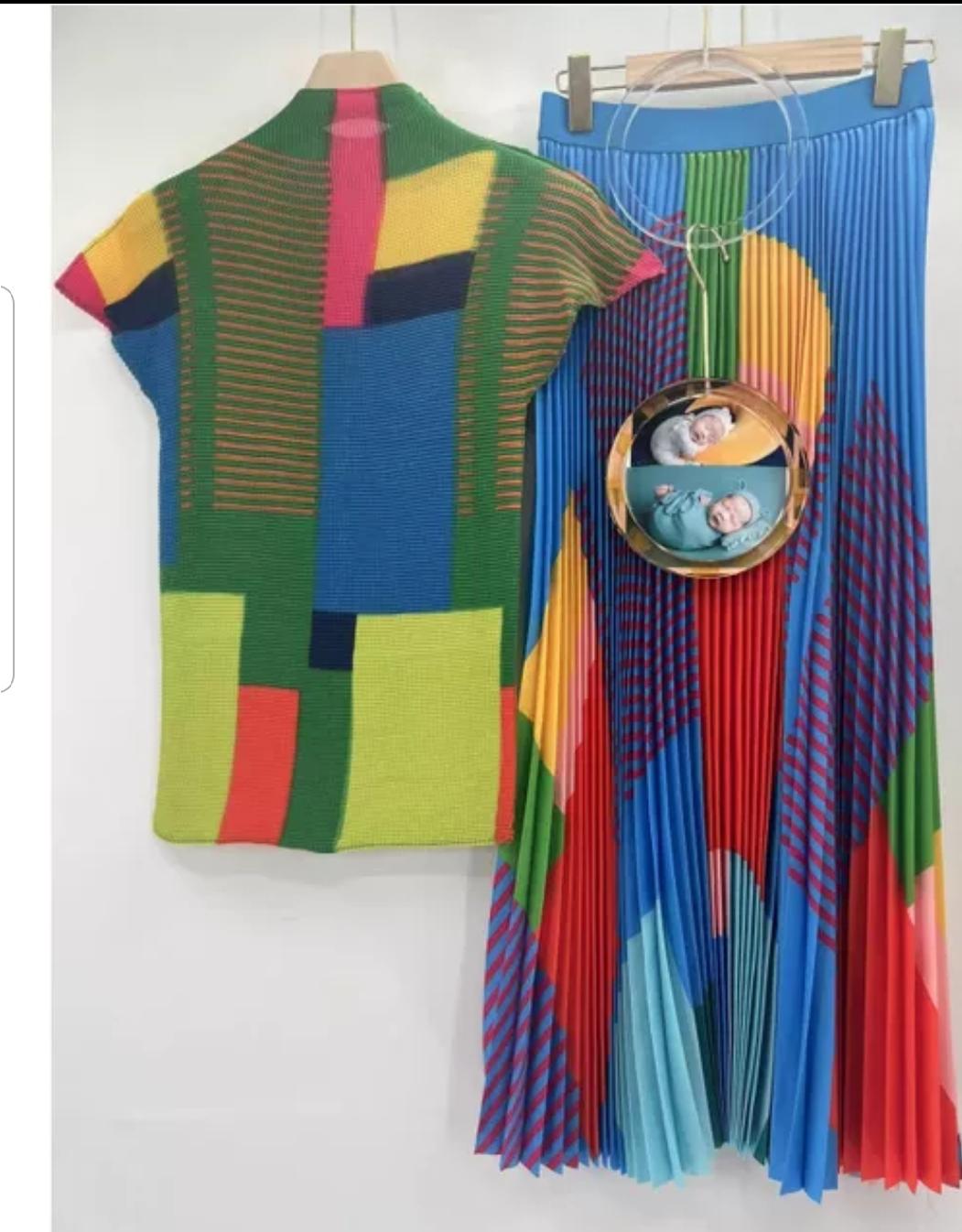 Pleated Spring New Geometric Print Corn pleated skirt and short sleeve stretchy top